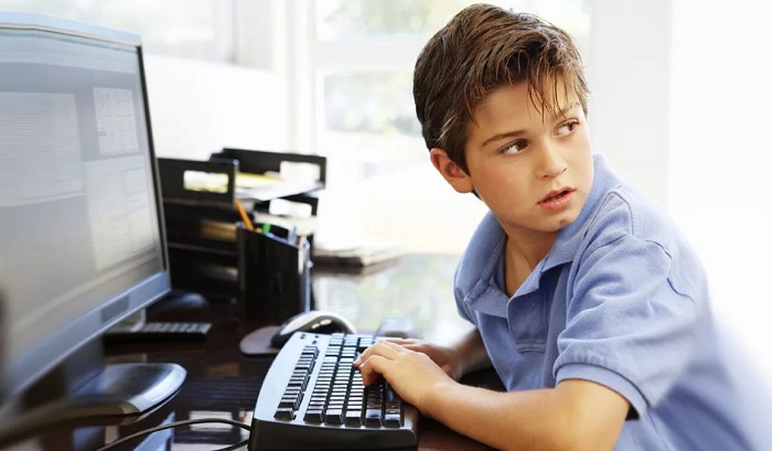 После проведенного времени за компьютером дети могут жаловаться на головную боль, часто становятся раздражительными и капризными