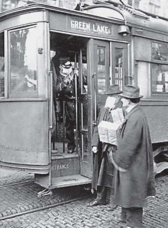 В Сиэтле в трамвай во время «испанки» пассажиров пускали только в защитных масках. 1918 г.