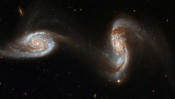 Две взаимодествующие между собой спиральные галактики