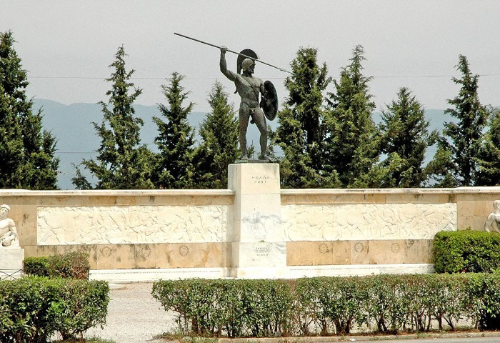 монумент в память о героической самоотверженности царя Леонида и 300 спартанцах