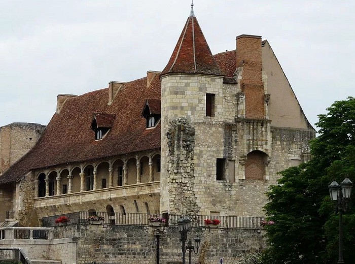 Замок Нерак, резиденция короля Наваррского, будущего Генриха IV.