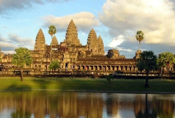 Храм Ангкор-Ват окружён рвами