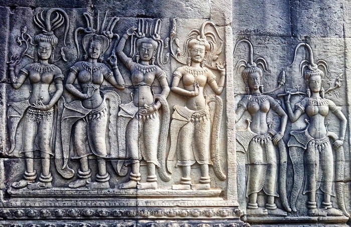 Украшения и орнаменты, покрывающие все стены Ангкор-Ват 