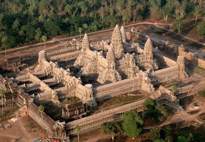 Храм Ангкор-Ват представляет собой сложную трехуровневую конструкцию