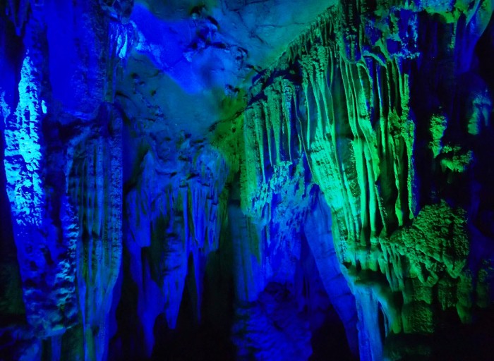 Сталактиты и сталагмиты пещеры Тростниковой флейты возле Гуйлиня