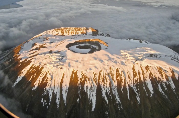 Кибо — вулканический пик высотой 5895 м