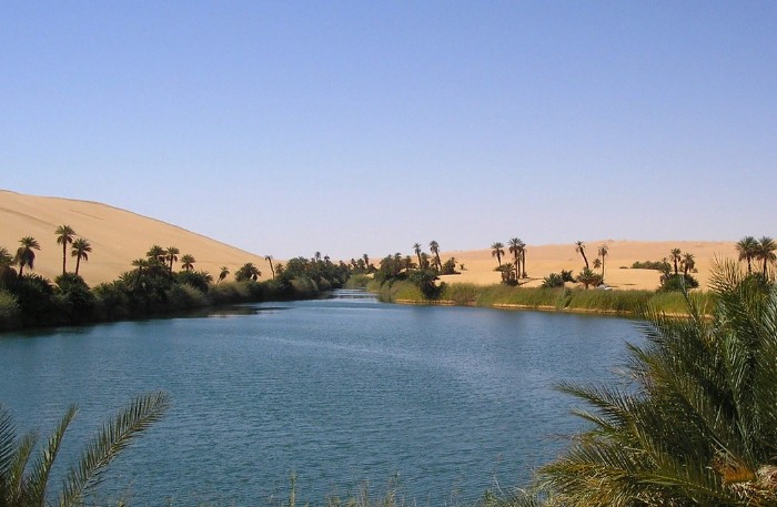 Оазис Умм Аль-Ма, соленое озеро в Ливийской пустыне
