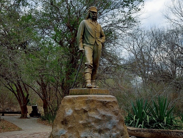 Памятник Давиду Ливингстону на берегу водопада Виктория