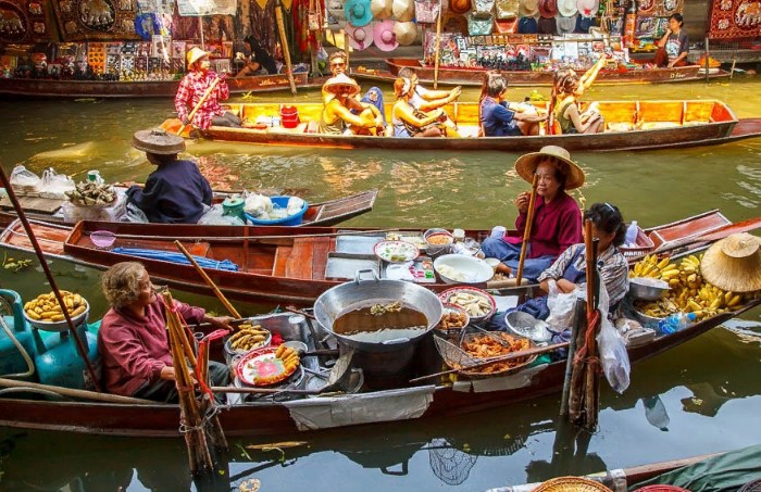 Торговецы и туристы на лодках на одном из хлонгов (каналов), пересекающих город
