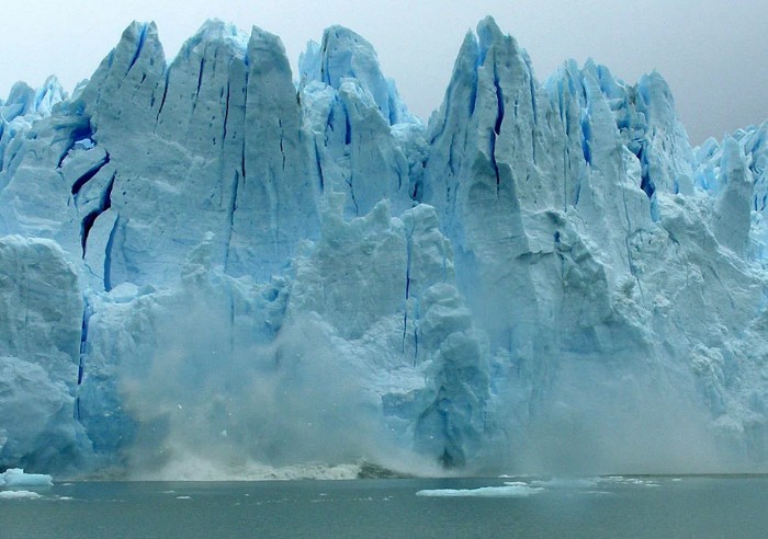 От громады ледника откалываются огромные глыбы льда