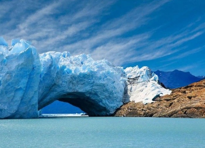 Ледяная арка, созданная водами озера Архентино на леднике Перито-Морено