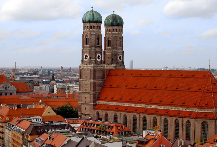 Две башни знаменитого символа Мюнхена — Фрауэнкирхе (собора Святой Богородицы) 