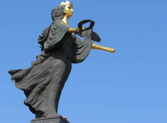 Статуя Святой Софии. Автор и скульптор статуи — Георгий Чапкынов