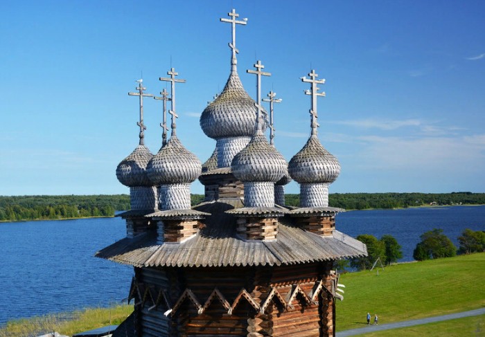 Купола церкви Покрова Богородицы