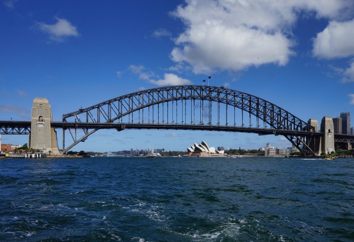 Мост Харбор-Бридж соединяет южный и северный Сидней
