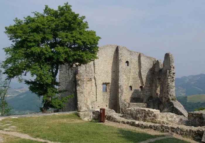 Руины замка в Каноссе