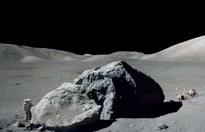 Американский астронавт X. Шмитт у лунной скалы