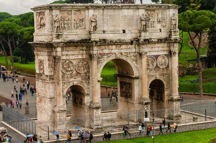 Триумфальная арка Константина возле Колизея в Риме