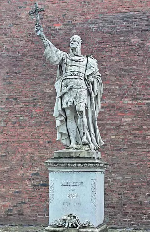 Статуя Альбрехта Медведя в цитадели Шпандау. Берлин