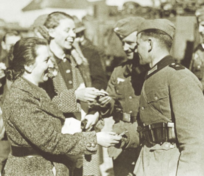 Австрийские женщины вручают подарки германским солдатам. 13 марта 1938 г.