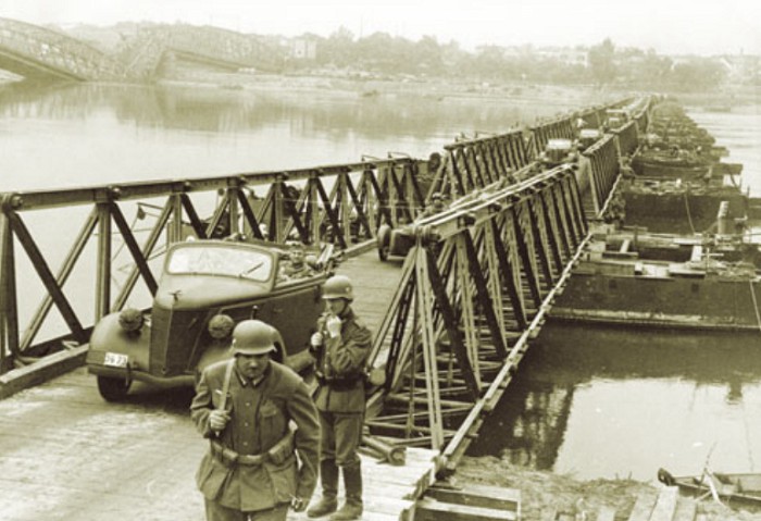 Немецкие солдаты переправляются через Вислу по мосту, построенному инженерными частями вермахта