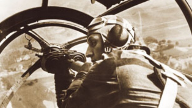 Немецкий пулеметчик в самолете в первые дни Второй мировой войны в Польше
