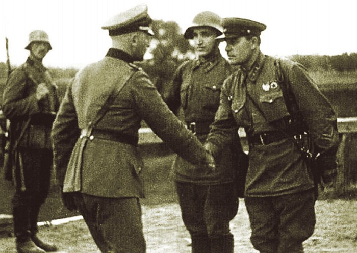 Немецкий и советский офицеры во время встречи на польской территории