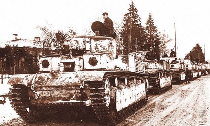 Колонна советских трехбашенных (орудийная и две пулеметные) танков