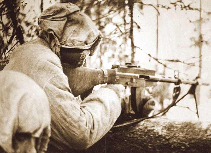 Финский солдат с пулеметом отечественного производства «Lahti-Saloranta М-26»