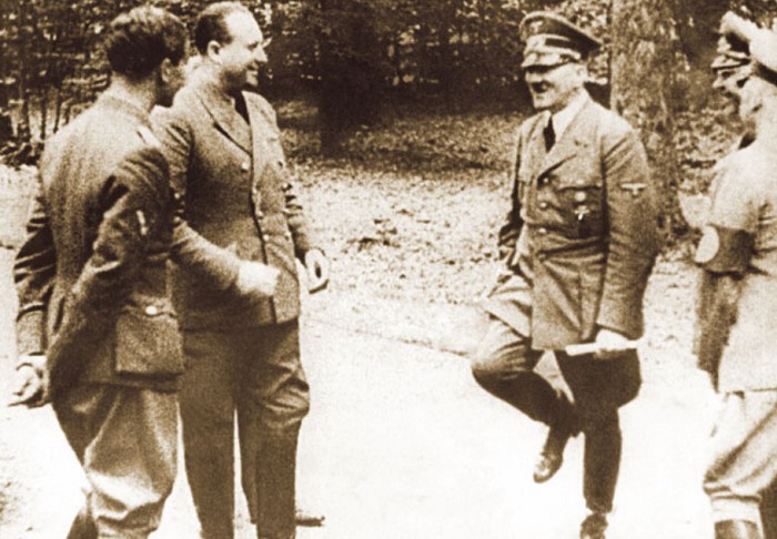 Счастливый А. Гитлер отплясывает джигу. 22 июня 1940 г.