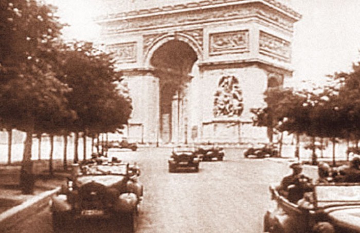 Парад нацистов у Триумфальной Арки в Париже. Июль 1940 г.