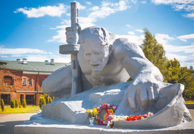 Памятник советскому солдату на территории Брестской крепости