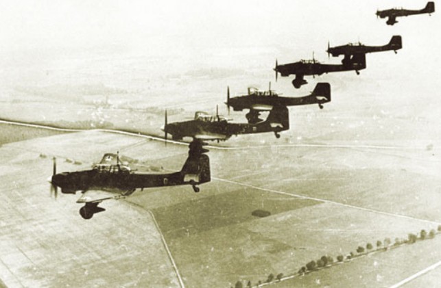 В воздухе звено немецких штурмовиков Junkers Ju.87