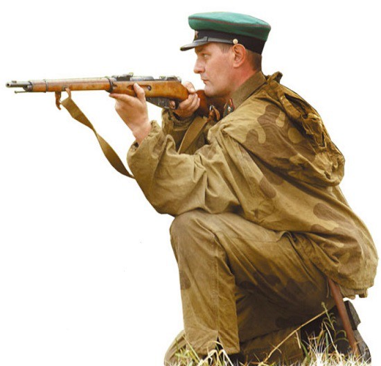 Боец пограничных войск СССР, вооруженный 7,62-мм карабином системы Мосина обр. 1938 г.