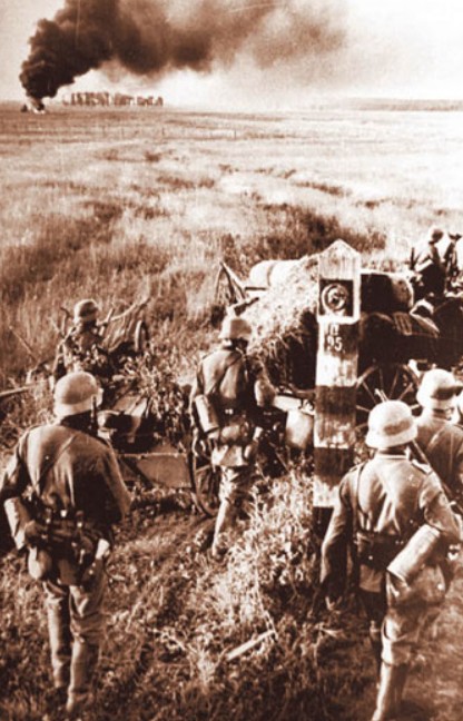 Солдаты вермахта проходят мимо пограничного столба, пересекая границу СССР. 22 июня 1941 г.