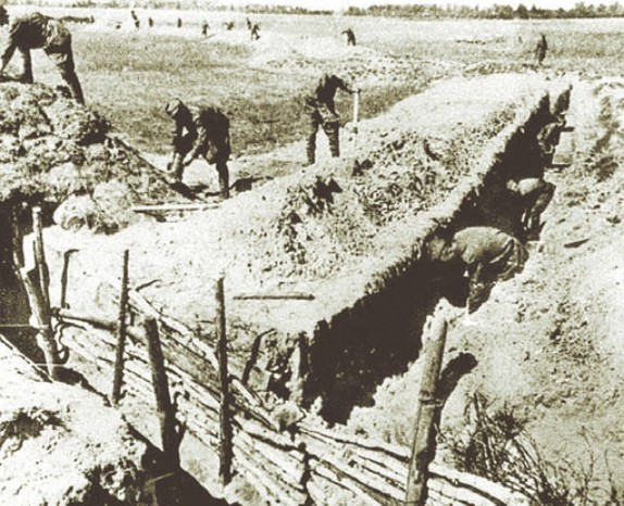 Возведение оборонительных укреплений. Июль 1941 г.