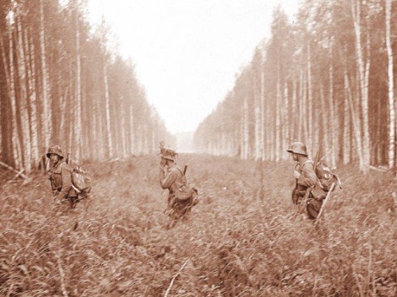 Финские солдаты пересекают границу с Советским Союзом. Лето 1941 г.