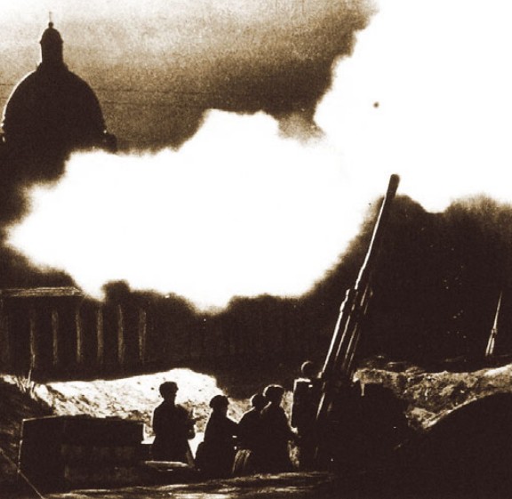 Огонь зенитных орудий, развернутых в районе Исаакиевского собора