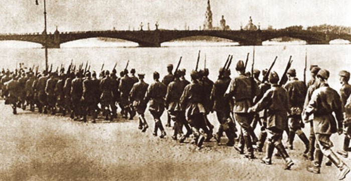Новобранцы Красной армии направляются на защиту подступов к Ленинграду. Лето 1941 г.