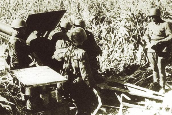 Советский артиллерийский расчет ведет огонь по наступающим румынским войскам