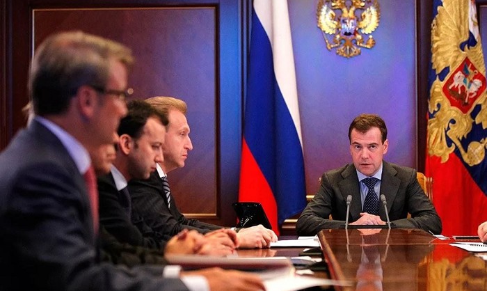 Президент России Д. А Медведев (в центре) во время совещания по экономическим вопросам. 4 марта 2009 г.