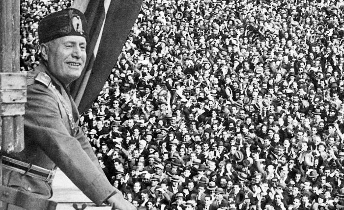 Муссолини и толпа. Конец 1930-х гг.