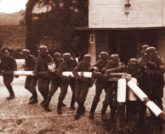 Немецкие солдаты ломают шлагбаум на пограничном пункте в Сопоте