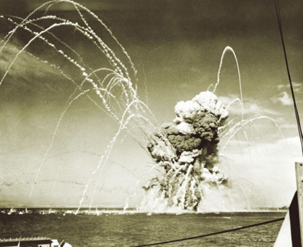 Взрыв американского десантного корабля «Роберт Роуэн» после попадания немецкой авиабомбы. Сицилия. 11 июля 1943 г.