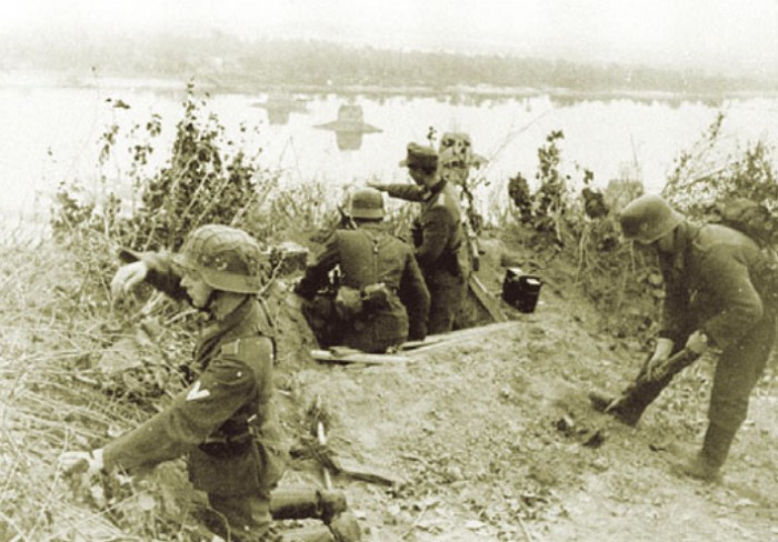 Немецкие солдаты строят укрепления на западном берегу Днепра