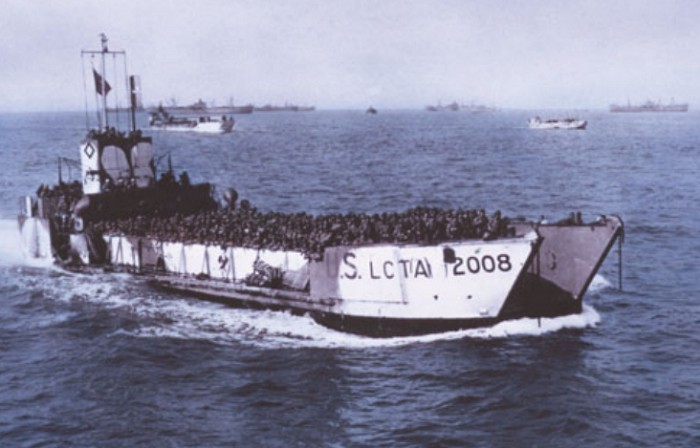 Транспортные корабли США, загруженные солдатами, двигаются к побережью Нормандии