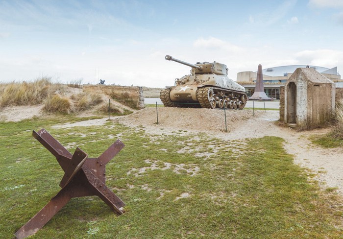 Фрагмент грандиозного мемориала, построенного на побережье Нормандии в память об операции «Оверлорд»