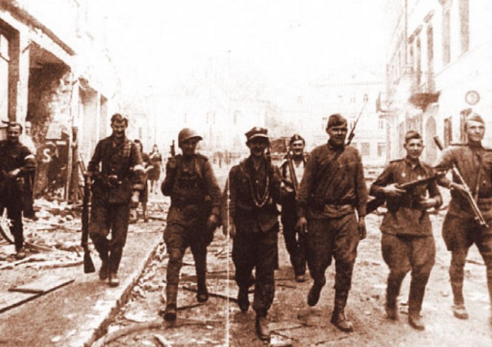 Совместный патруль бойцов Красной армии и польской Армии Крайовой на улице освобожденного Вильнюса