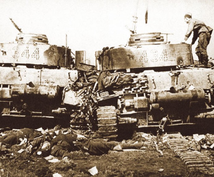Советский солдат осматривает подбитые немецкие танки