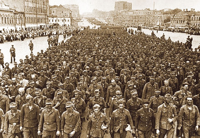 Пленные немецкие солдаты на улицах советской столицы